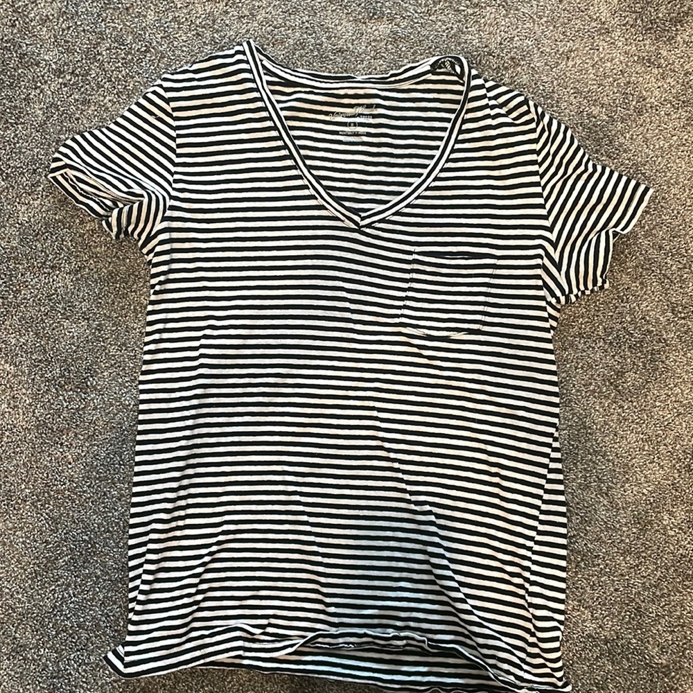 Black striped v-neck tee